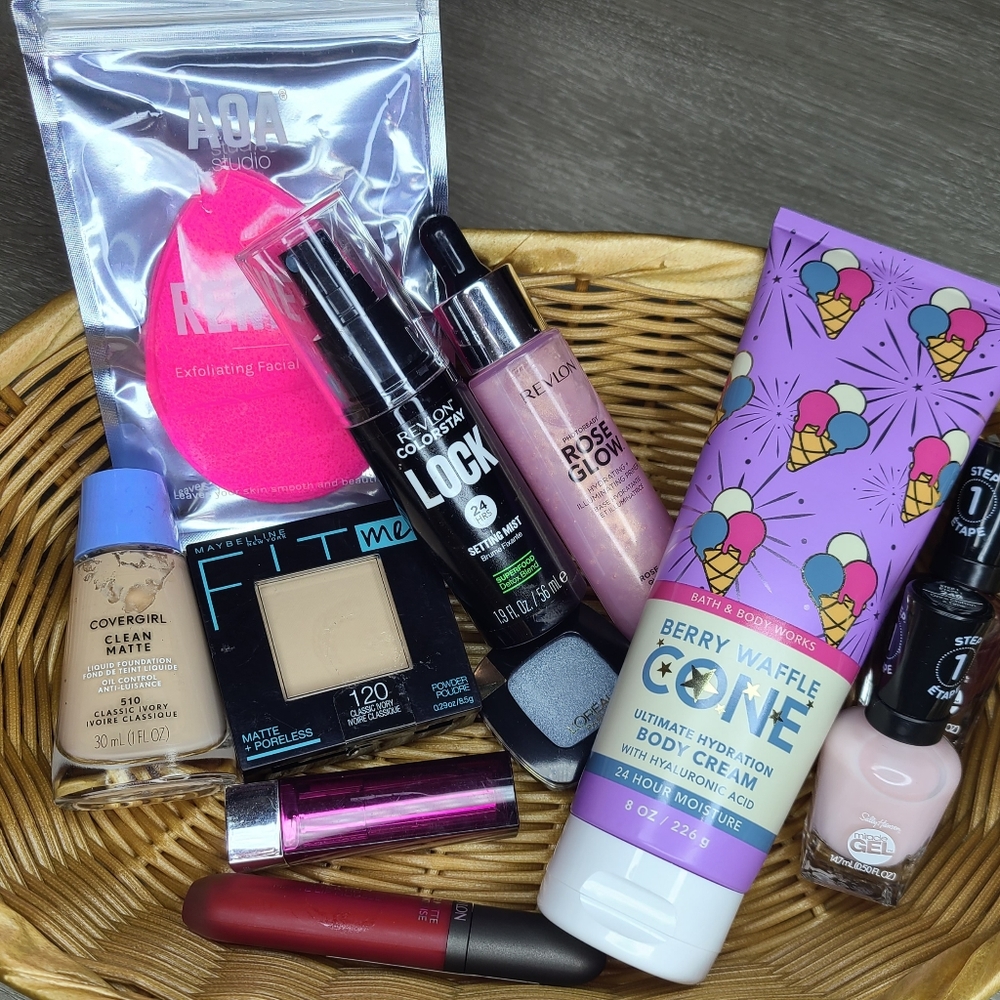 Makeup Combo and bath&bodyworks lotion.